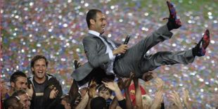 O adestrador do Barça, Josep Guardiola, polo aire, nunha celebración