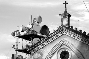 Os servizos de telefon&iacute;a m&oacute;bil son os que m&aacute;is queixas acumulan / Unha igrexa chea de antenas no Flickr de inti