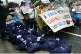 Unhas 300 traballadoras manifest&aacute;ronse perante o Parlamento contra o ERE