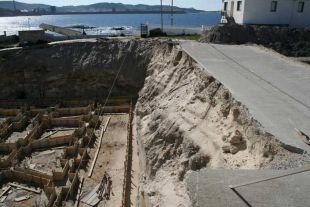 Cando comezaban a colocarse os alicerces do primeiro edificio. Na imaxe apr&eacute;ciase a profundidade das escavaci&oacute;ns