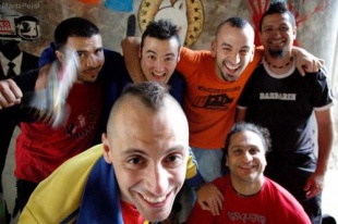 Os Che Sudaka todos xuntos no Raval. Imaxe de Marta Pujol