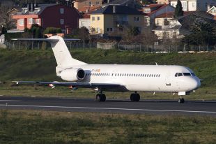 Un avi&oacute;n aterrando en Alvedro, a car&oacute;n das casas / Flickr: wicho