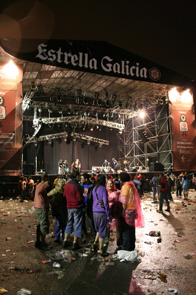 Un trebón baleirou a zona do festival ao remate dos concertos do sábado