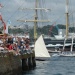Bote de media construcci&oacute;n de Ferrol, entrando en porto. xente que anima e aplaude &aacute;s embarcaci&oacute;ns