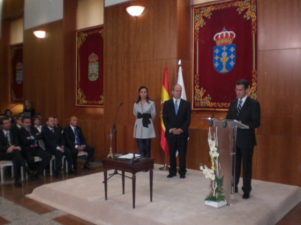 Antes do acto do Obradoiro, Feijoo xurou o seu cargo no Parlamento (Imaxe: Parlamento)