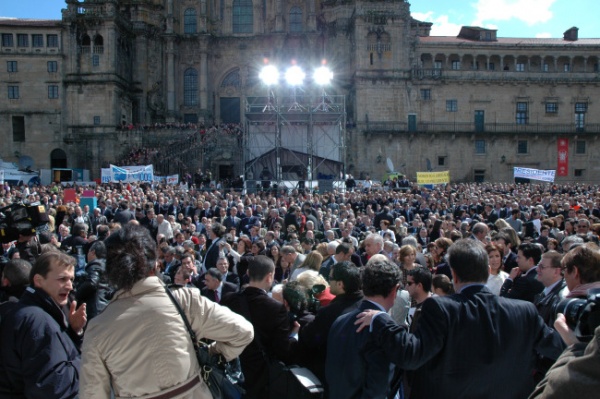 Na Praza do Obradoiro, o acto foi seguido por milleiros de persoas