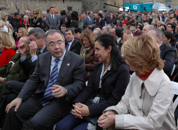 Na primeira fila, Xosé Antonio Sánchez Bugallo (alcalde de Santiago), Pilar Rojo (Presidenta do Parlamento) e Esperanza Aguirre (Presidenta da Comunidade de Madrid)