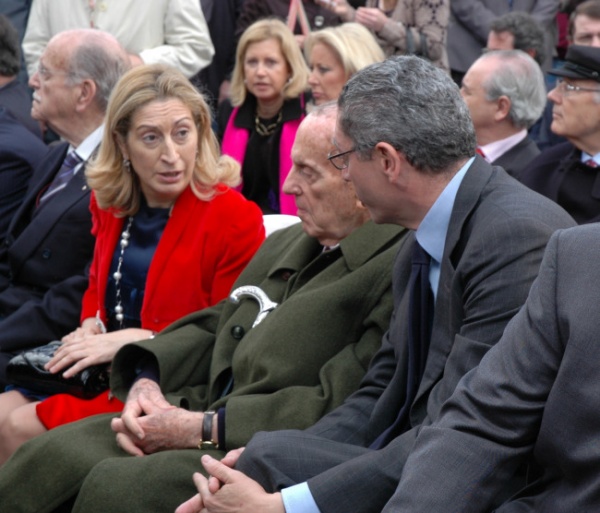 Na foto, o alcalde de Madrid, Alberto Ruíz Gallardón; o ex-presidente da Xunta, Manuel Fraga; e a coordinadora de política social do PP e ex-ministra, Ana Pastor.