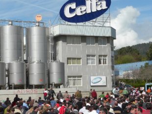 Protesta diante da fábrica de leite Celta, o 13 de marzo