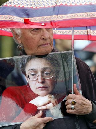 Unha muller sostén unha foto de Politkovskaia, durante o seu segundo cabodano