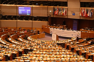 Praza exterior e hemiciclo interior do Parlamento Europeo / Fotos: F. A.