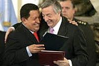 Hugo Chávez e Néstor Kirchner, tras asinar o TSE