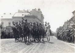 Tropas romanesas marchando sobre Transilvania, tras a I Guerra Mundial