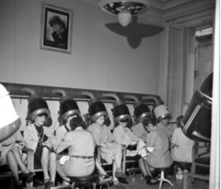 "Ciclistas en tándem facendo funcionar secadores do cabelo no Salón Gervais de París", Lee Miller, 1944
