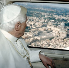 Bieito XVI albisca o Vaticano dende un avión