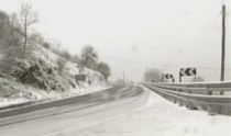 A neve cubriu moitas das estradas do interior do país