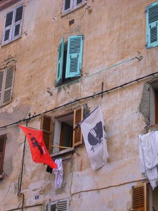 Bandeira en Corti, capital histórica de Corsica / Flickr: Guillaume Lucien Edouard