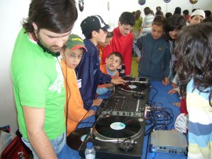 Os cativos aprenderon música durante a feira na Escola Sinsal