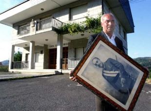 Senén Pousa cun retrato do seu admirado Francisco Franco