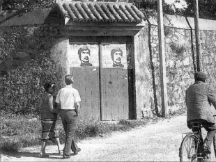 Carteis de homenaxe a Moncho Reboiras, en Corcubión nos primeiros tempos da década dos 80