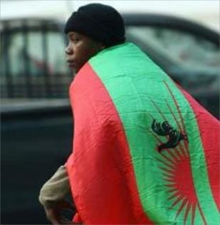Un seguidor da UNITA, principal partido da oposición e antiga milicia enfrentada ao MPLA mesmo dende antes de 1975