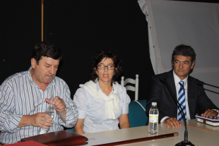 A dereita (de garavata), o novo alcalde, Martín Urgal, durante o pleno da moción