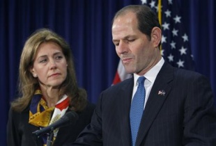 Eliot Spitzer, acompañado pola súa muller, esta cuarta feira