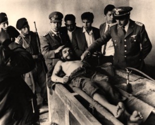 Soldados bolivianos posan co cadaver do Che / Freddy Alborta