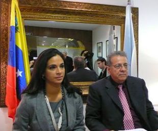 Mónica Chacín cónsul de Venezuela en Vigo e o embaixador no Estado español, Isaías Rodríguez. Foto Xurxo Martínez Crespo