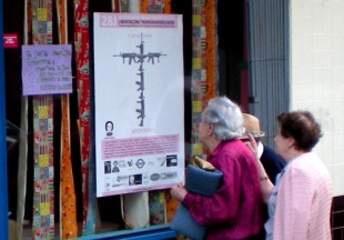 Dúas señoras observan un cartel das Maribolheras Precarias na Coruña
