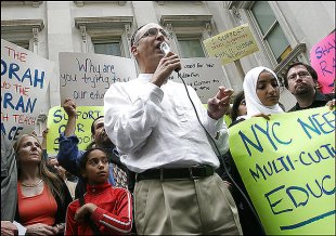 Grupo de manifestantes en apoio da 'madrassa' liderados polo rabino Michael Fendler