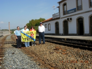 Membros de "Salva o Tren" pé da estación de Catoira, logo de que operarios de Fomento levantasen as vías
