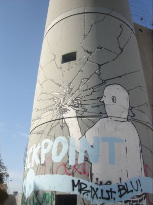 Graffitti no 'muro da vergoña' / Foto: C. N.