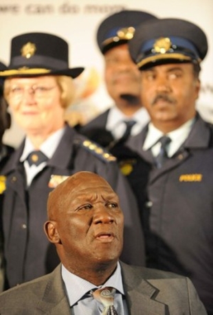 Bheki Cele, coordinador da Policía Nacional e home de confianza do presidente do país, Jacob Zuma, avoga por dar máis poderes aos axentes