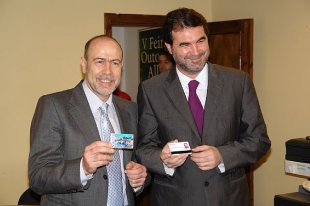 O alcalde de Allariz, Francisco García, e o vicepresidente da Xunta amosan a tarxeta de acceso a Allariz Dixital / Concello de Allariz