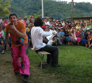 Iván Prado, con Pallasos en Rebeldía, en Chiapas