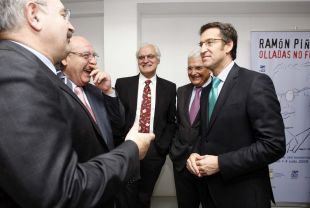O presidente saínte da RAG, canda os tamén académicos Ramón Villares e Víctor Freixanes, conversa con Feijoo nunha imaxe de arquivo