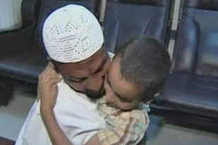 O xornalista abraza un seu fillo logo de seis anos en  Guantánamo