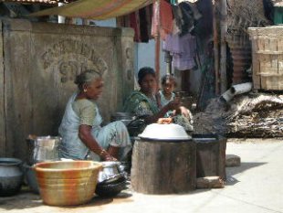 Unhas mulleres preparan idlis, unhas tortiñas tradicionais de arroz feito ao vapor e lentellas negras, en Paduvai Nagar. Foto: María Reimóndez