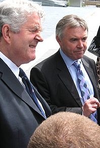 O líder dos laboristas, Rhodri Morgan (esquerda), e do Plaid, Ieuan Wyn Jones