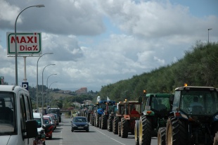 Á saída da marcha, os tractores pasaron pola área comercial Maxi Día, fortemente custodiada pola policía