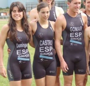 Estefanía Domínguez con Saleta Castro e Jesús Gomar, na presentación da selección galega de triatlón en abril