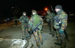 Soldados da KFOR, o pasado domingo en Mitrovica, cidade fronteiriza serbo-cosovar