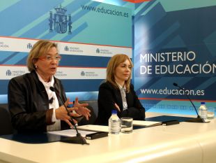 Eva Almunia, secretaria de estado de Educación, e María Garaña, presidenta de MS España, asinaron o acordo