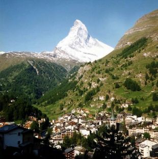 O Monte Cervino, coa localidade suíza de Zermatt ao seu pé