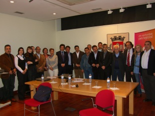 Foto de grupo dos representantes dos colectivos que asinan o Compromiso de Caminha
