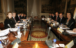 Os conselleiros Afonso Rueda e Marta Fernández Currás na xuntanza en Madrid con representantes do goberno español