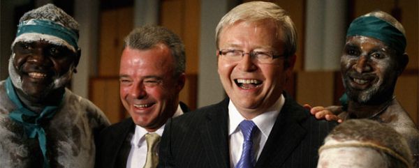 O primeiro ministro Kevin Rudd (segundo pola dereita) con varios aborixes australianos no parlamento, en 2008