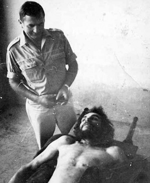 Félix Rodríguez, o axente da CIA envíado a matar ao Che, posa co cadaver deste