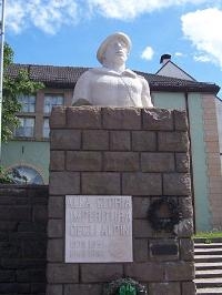 Monumento aos 'Alpini', en Bruneck